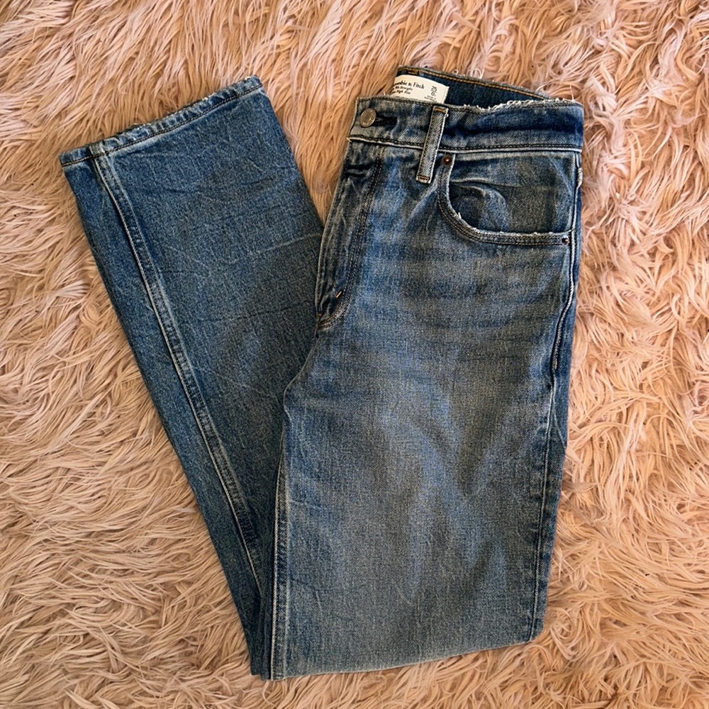 A&F Ultra High Rise 90s Straight 25S Medium Wash